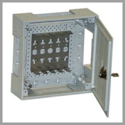 6406 1 015-20 KRONE KRONECTION BOX II, на 50 пар, с монтажным хомутом 2/10, дверь с поворотным запором