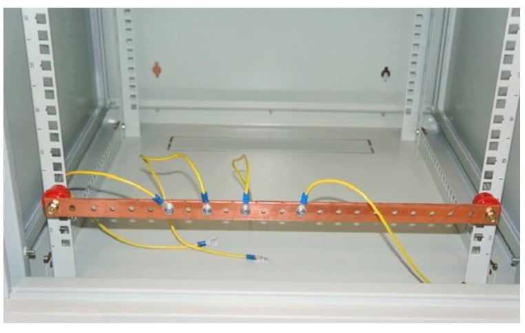 Пример установленной медной шины в шкафе 19 с проводами заземления