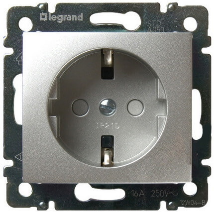 LEGRAND 770121 Модуль розетки 2К+З, с винтовыми зажимами, с защитными шторками, немецкий стандарт (Schuko), 10/16А, блестящий алюминий, Valena