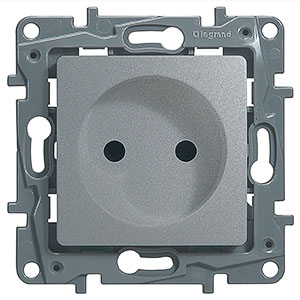 LEGRAND 672434 Модуль розетки 2К со шторками, 10AX, с винтовыми зажимами, немецкий стандарт, алюминий, ETIKA