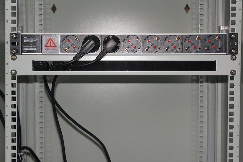 Кабельный органайзер горизонтальный 19 1U, с щеточным вводом в телекоммуникационном шкафе фото 2