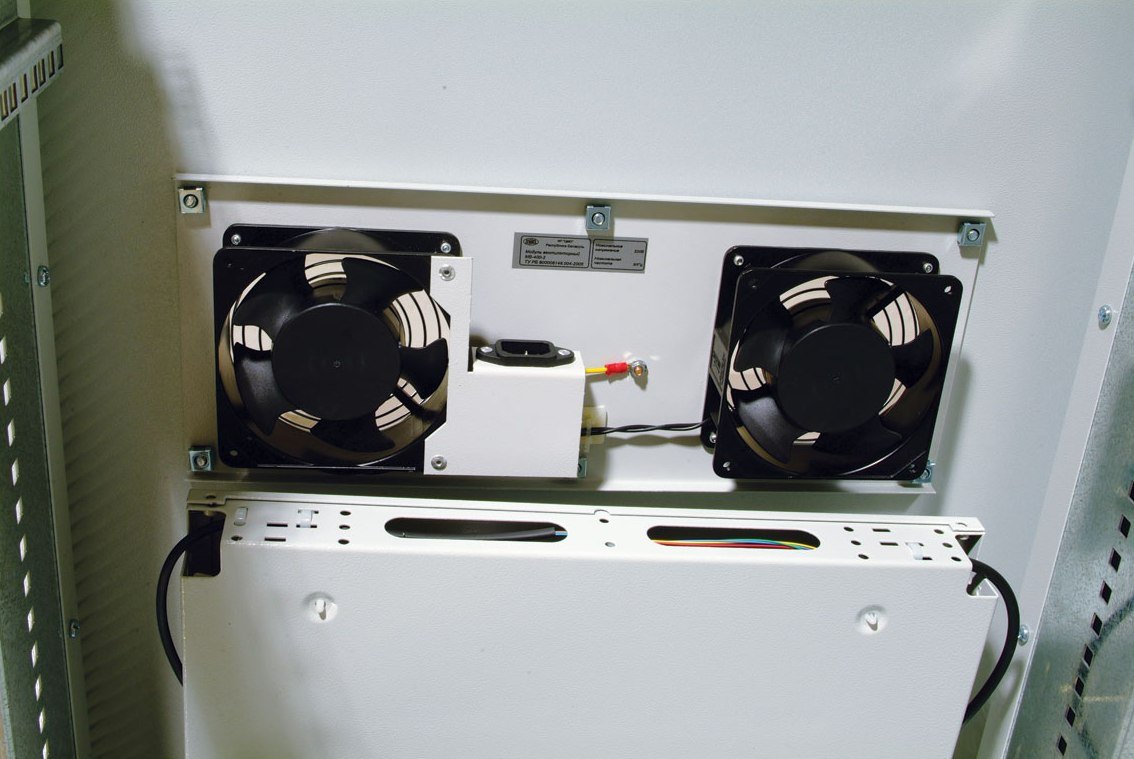 В телекоммуникационный шкаф 27U предусмотрена установка вентиляторных модулей ШТК-М-27.6.10-4ААА фото 3