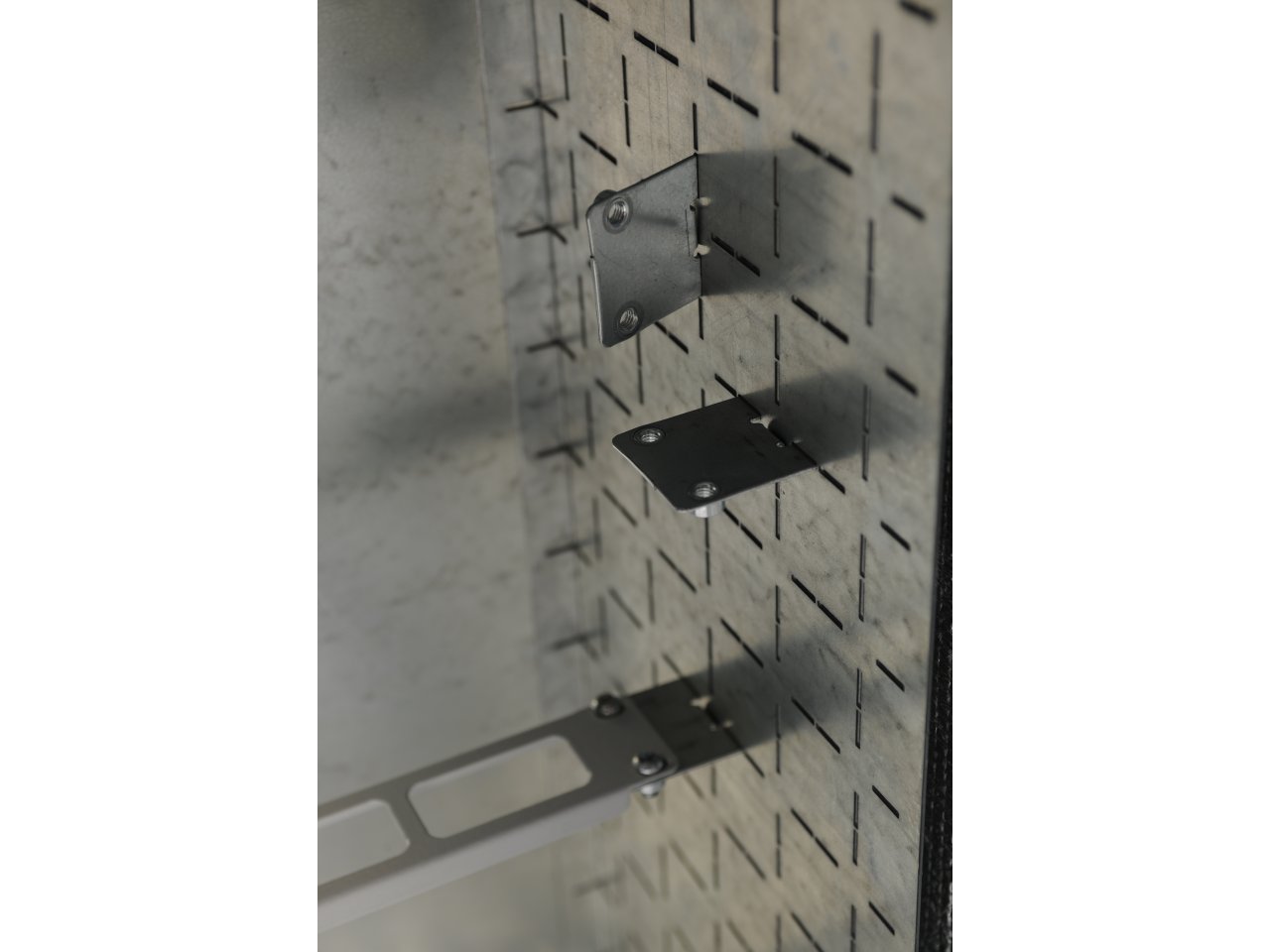 Шкаф уличный всепогодный настенный 9U (600х300), передняя дверь вентилируемая фото 3