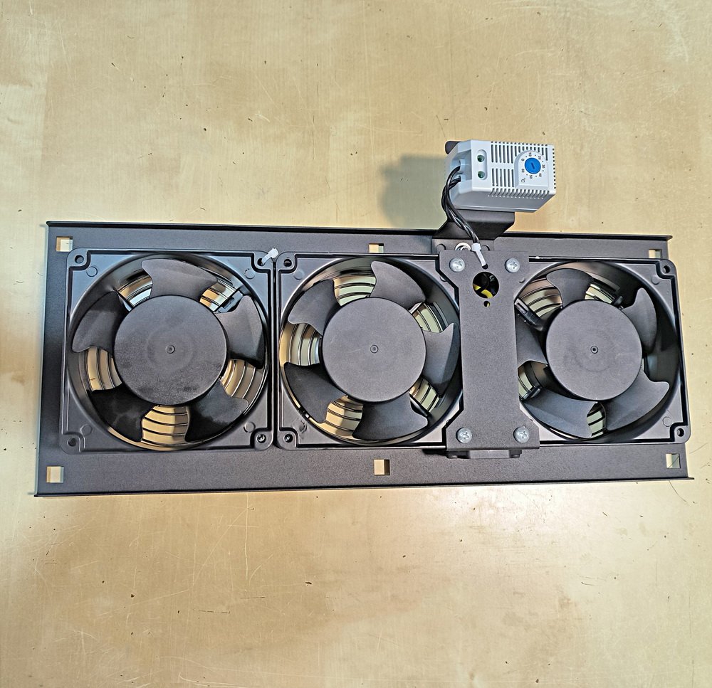 ТЕЛКОМ ВМ-К-3-Т.9005 Вентиляторный модуль охлаждения (3 вентилятора) монтаж в крышу для напольных шкафов с терморегулятором (термостат 0-60°C), цвет чёрный (RAL9005) фото 6