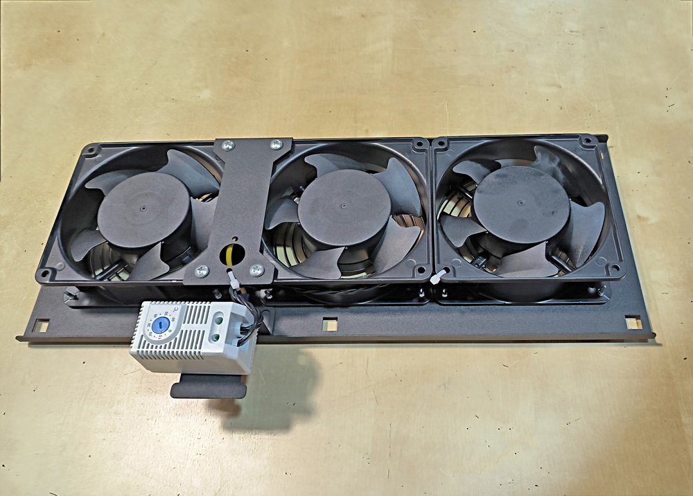 ТЕЛКОМ ВМ-К-3-Т.9005 Вентиляторный модуль охлаждения (3 вентилятора) монтаж в крышу для напольных шкафов с терморегулятором (термостат 0-60°C), цвет чёрный (RAL9005) фото 7
