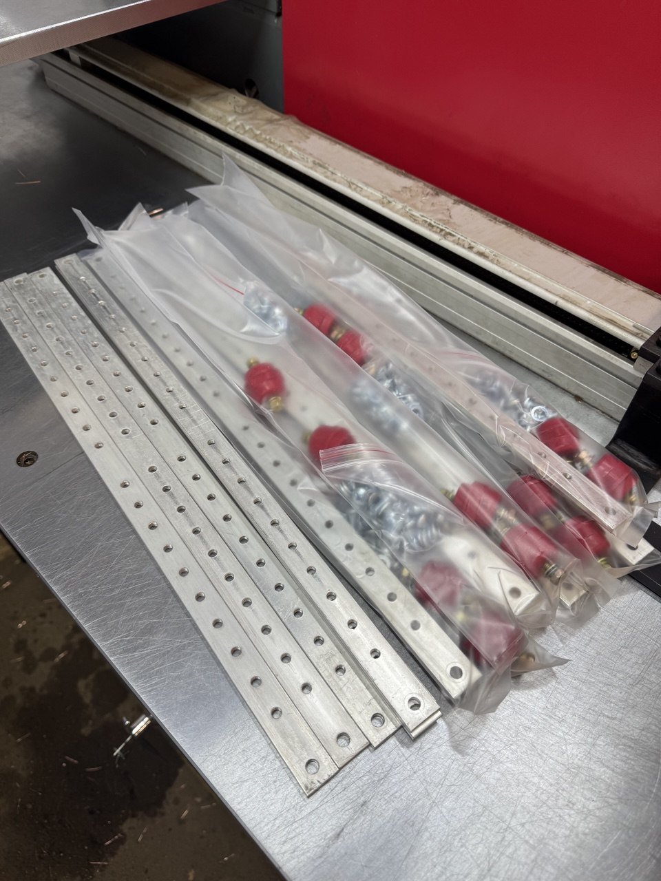 RC19 SZ620-19И-Л Шина заземления медная 19 с изоляторами на 20 точек подключения, габариты 483х4х20 мм., луженая фото 7