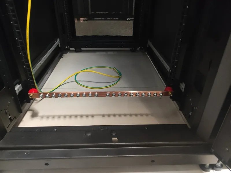 RC19 SZ620-19И Шина заземления медная 19 с изоляторами на 20 точек подключения, габариты 483х4х20 мм. фото 6