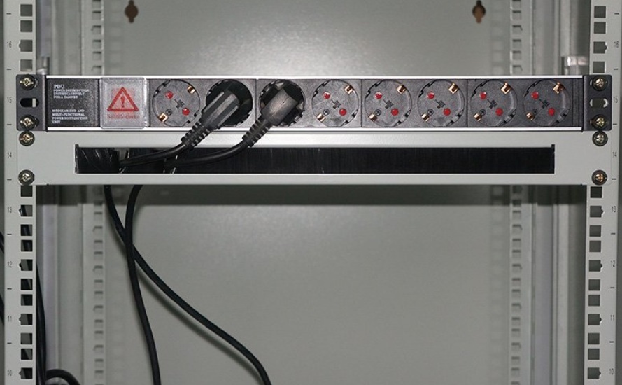 органайзер со щеточным вводом в шкафу серверном