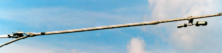 Пример смонтированного натяжного спирального зажима с виброгасителем