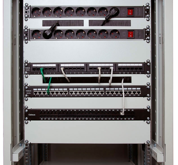 Пример смонтированного органайзера в серверном шкафе